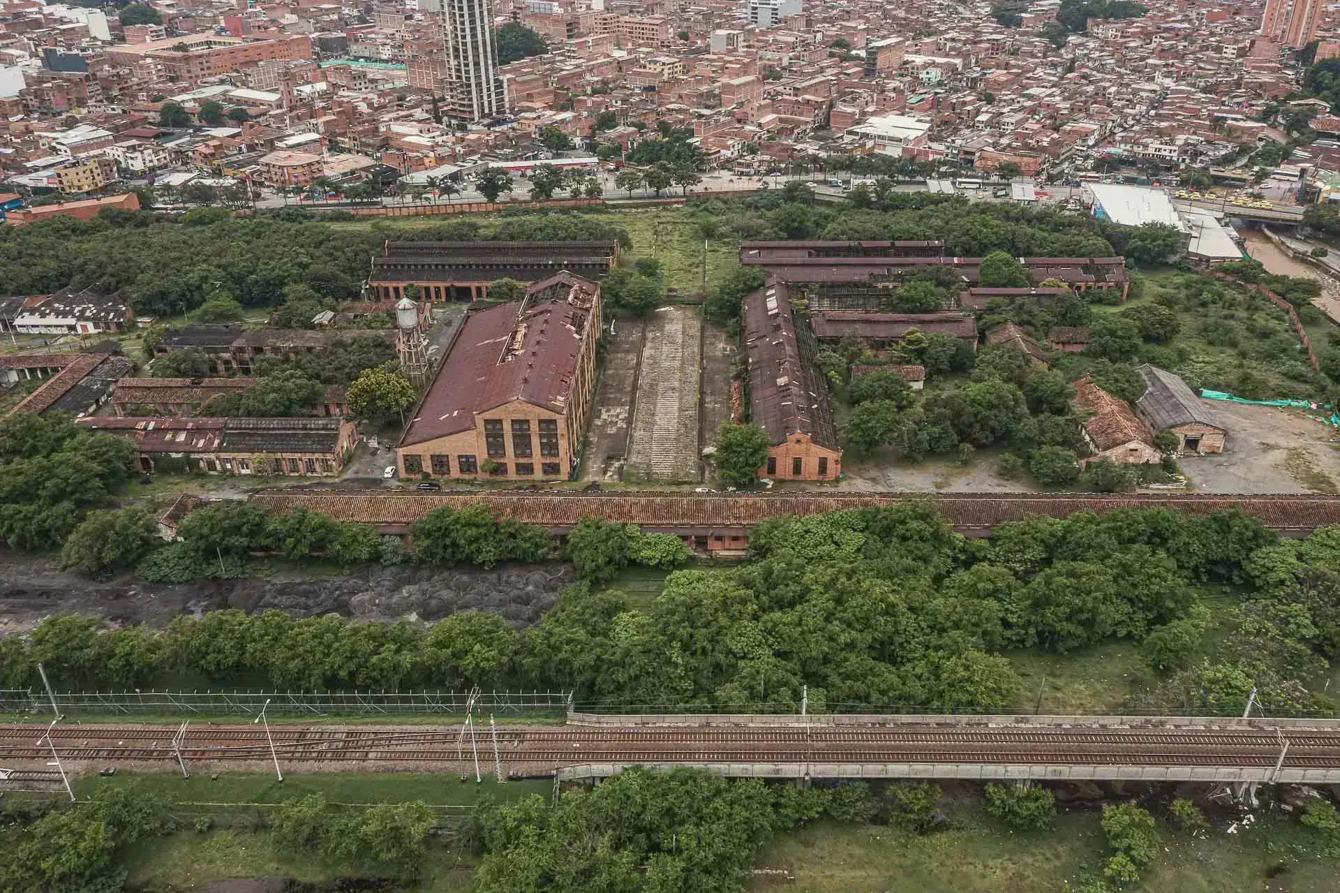 Habitación minimalista con ventanales corredizos de piso a techo orientados al bosque.